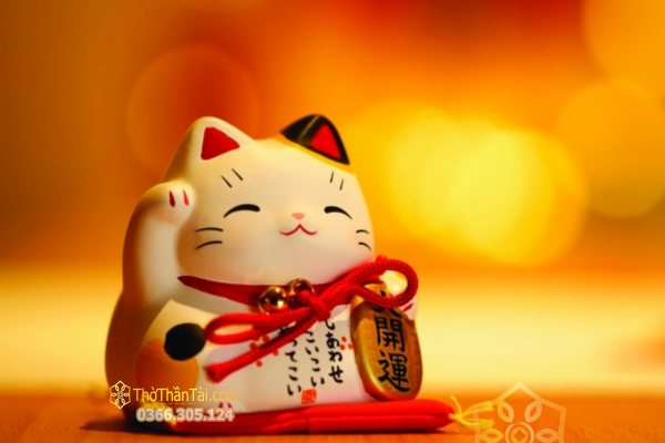 Mèo Thần Tài giơ tay phải