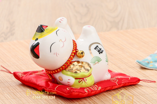 Mèo Thần Tài nằm