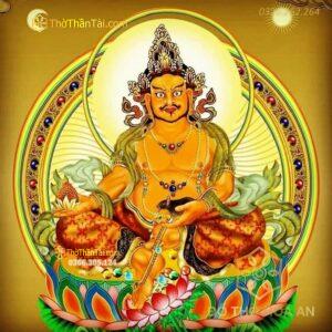 Tranh Hoàng Thần Tài ngồi trên toà sen, tay phải cầm quả, tay trái ôm chuột thần