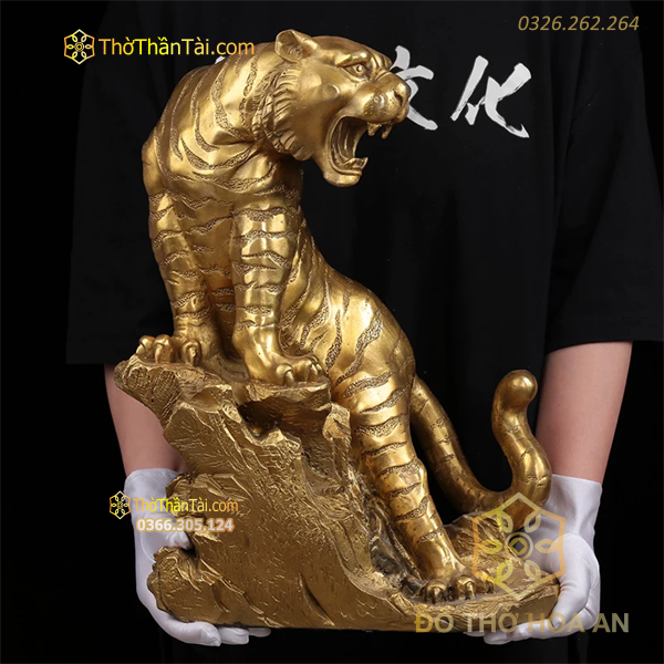 Tượng Hổ Đồng Đứng Trên Vách Đá