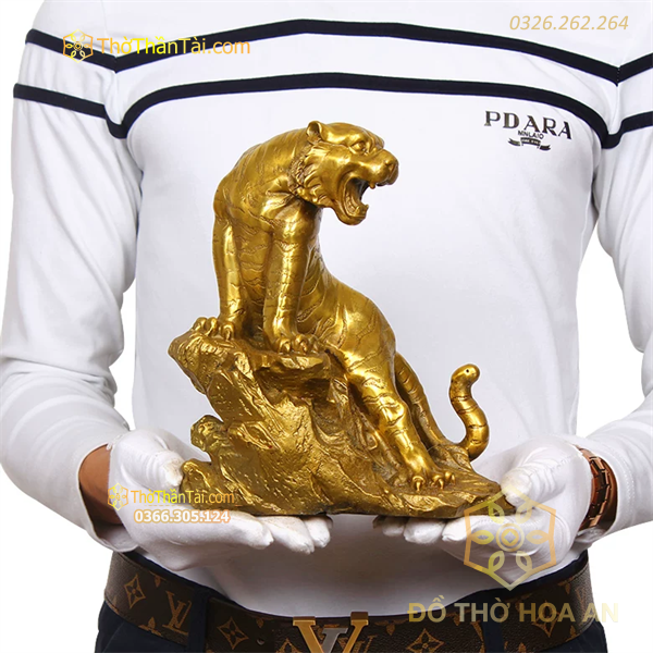 Tượng Hổ Đồng Đứng Trên Vách Đá