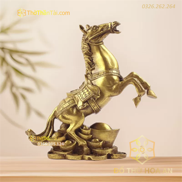 Ngựa Đứng Trên Thỏi Vàng