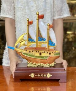 Thuyền Buồm Ngũ Sắc Vàng