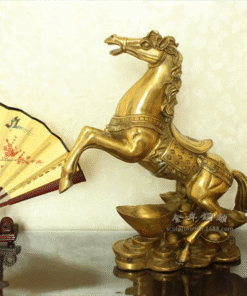 Ngựa Đứng Trên Thỏi Vàng