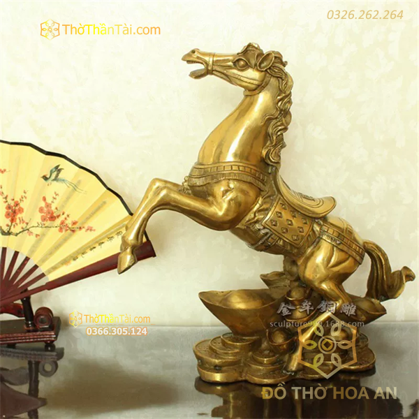 Ngựa Đứng Trên Thỏi Vàng