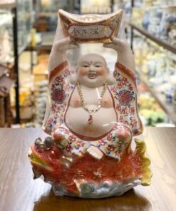 Tượng Di Lặc Sứ Áo Gấm Dâng Vàng Ngồi Cá Hoá Rồng