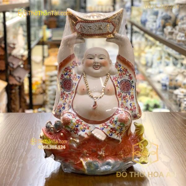 Tượng Di Lặc Sứ Áo Gấm Dâng Vàng Ngồi Cá Hoá Rồng