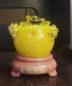 Bát Tụ Bảo men vàng nắp thỏi vàng, hai bên đắp cụm vàng, đặt trên đế khắc chữ Tụ Bảo Bồn