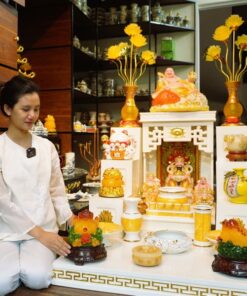 Bộ Ban Thờ Thần Tài Hiện Đại Sồi Triện Sen Dát Vàng Mái Bằng Màu Trắng Sứ Vân Đá Vàng