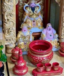 Bộ Ban Thờ Thần Tài Thổ Địa Gỗ Pơmu 3 Mái Cột Rồng Sứ Gấm Đỏ