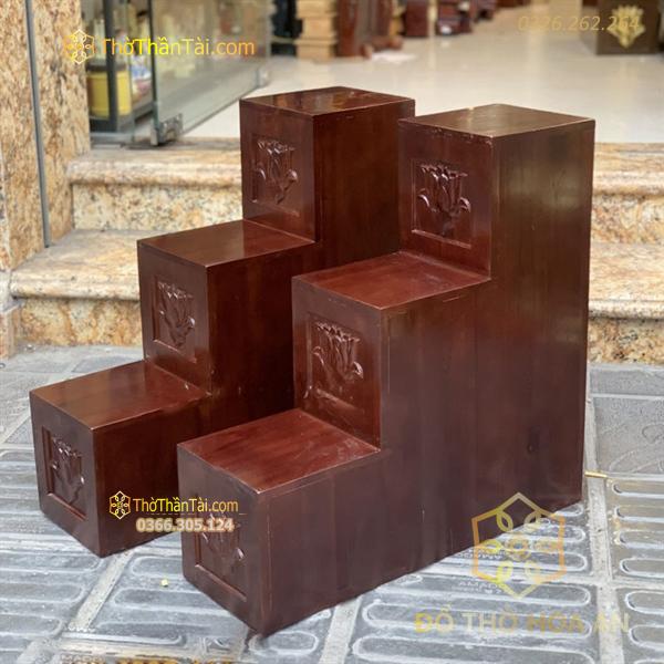 Bục Tam Cấp Kê Bàn Thờ Thần Tài Gỗ Thông Màu Óc Chó Đục Sen