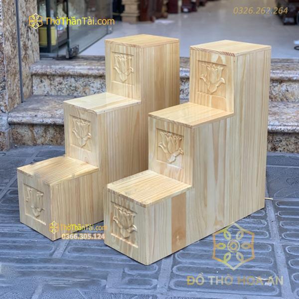 Bục Tam Cấp Kê Bàn Thờ Thần Tài Gỗ Thông Màu Vàng Đục Sen