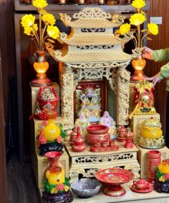 Bộ Ban Thờ Thần Tài Thổ Địa Gỗ Pơmu 3 Mái Cột Rồng Sứ Gấm Đỏ
