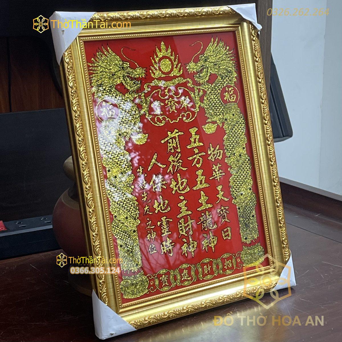 Bài vị đặt phía sau lưng tượng Thần Tài và Thổ Địa