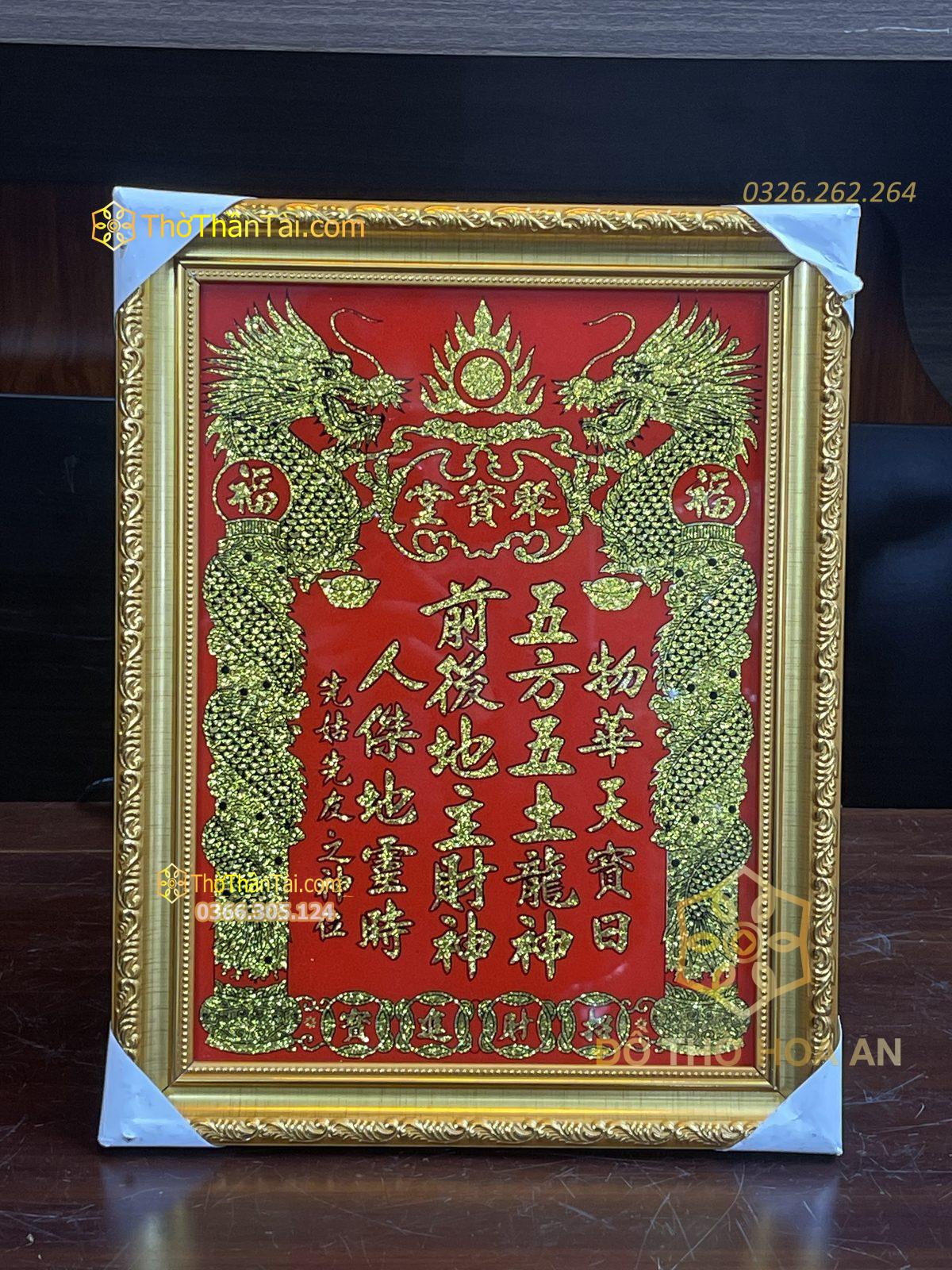 Bài vị Thần Tài Thổ Địa chữ Hán nhũ vàng, dựng sát lưng ban thờ
