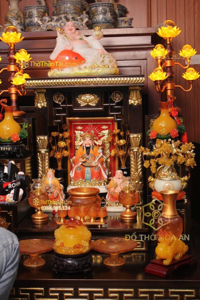 Bàn thờ Thần Tài Thổ Địa kê sát nền nhà, lưng dựa vào tường