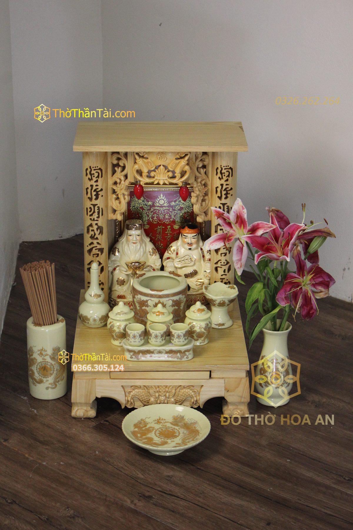 Ban thờ Thần Tài ngày rằm với lọ hoa tươi và mâm hoa quả