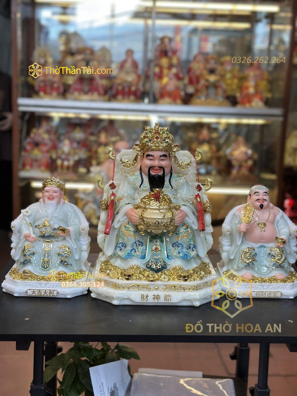 Nhiều mẫu tượng Thần Tài Thổ Địa bày tại cửa hàng để so kích thước
