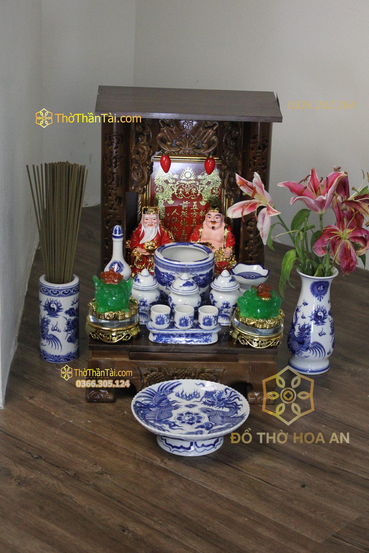 Ban thờ Thần Tài chuẩn bị lễ vật cho ngày mùng 10 hàng tháng