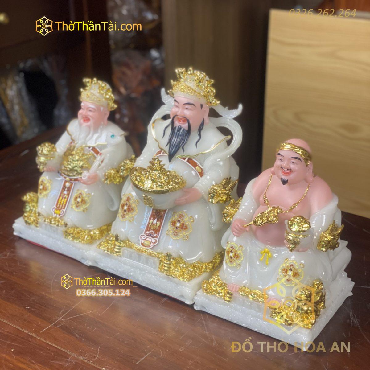 Tượng ông Thần Tài râu dài, đội mũ, tay ôm thỏi vàng