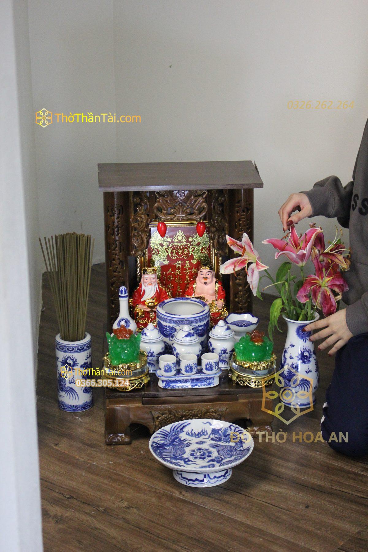 Cách sắp xếp đồ thờ trên ban Thần Tài: bát hương giữa, lọ hoa và mâm bồng hai bên