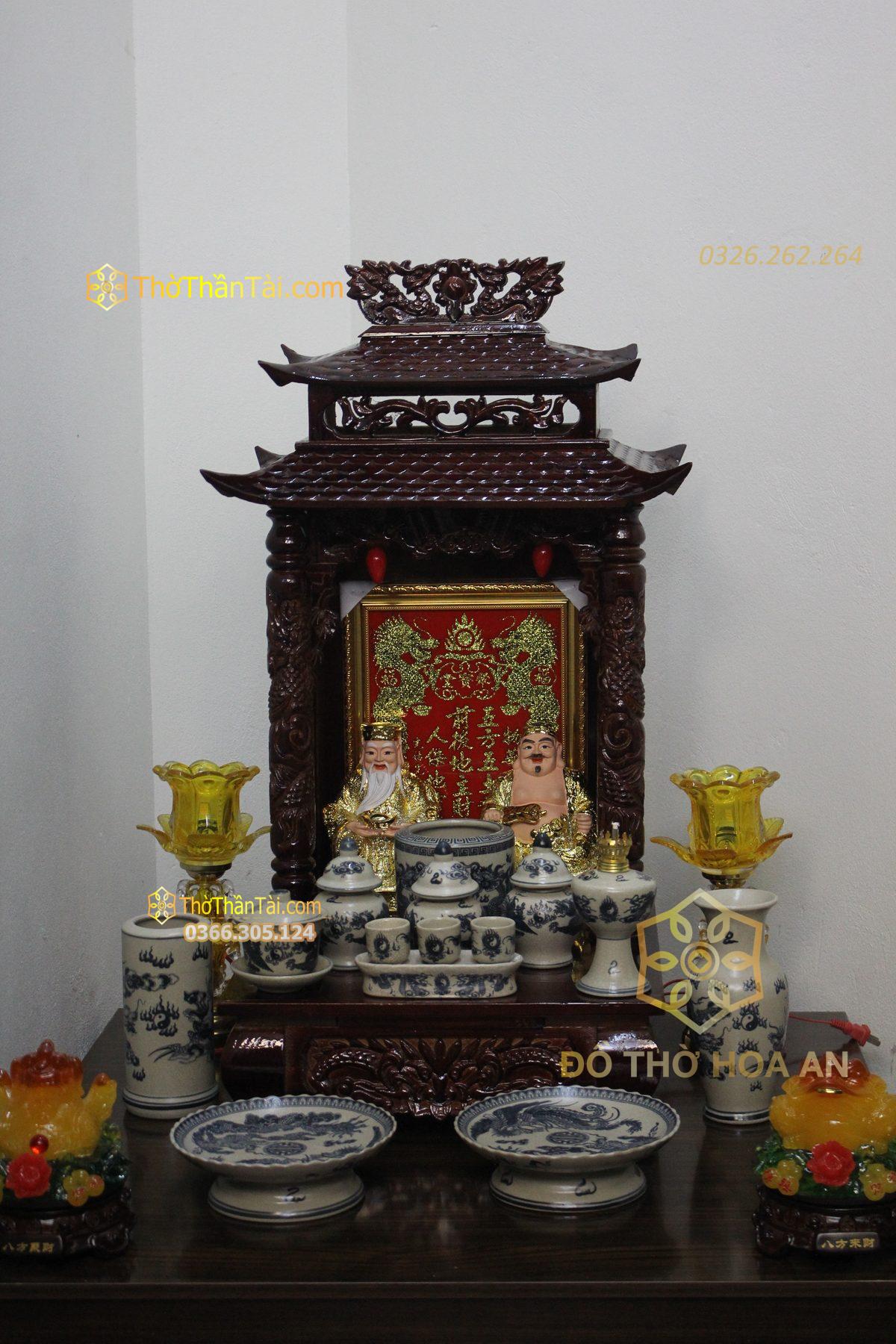 Ban thờ Thần Tài thắp hương và thay nước hàng ngày