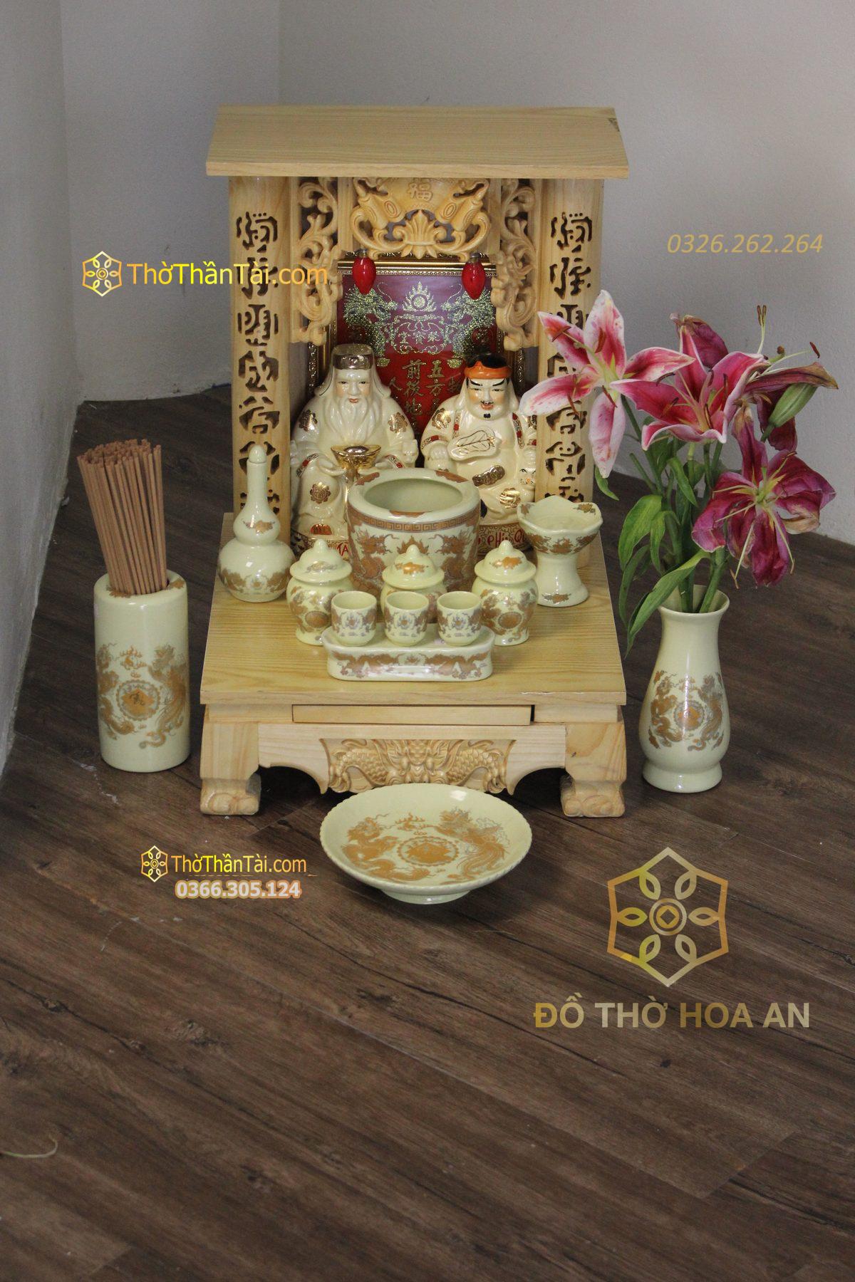 Ban thờ Thần Tài đặt dưới nền nhà, quay mặt ra hướng cửa chính